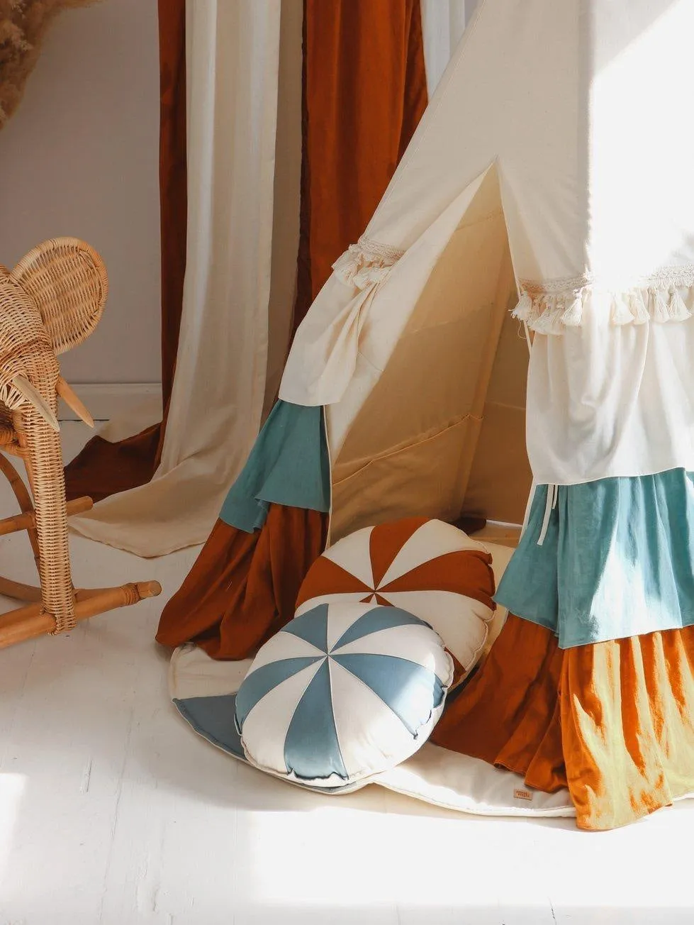 Circus Teepee Tent With Frills And Caramel Candy - Mat Set